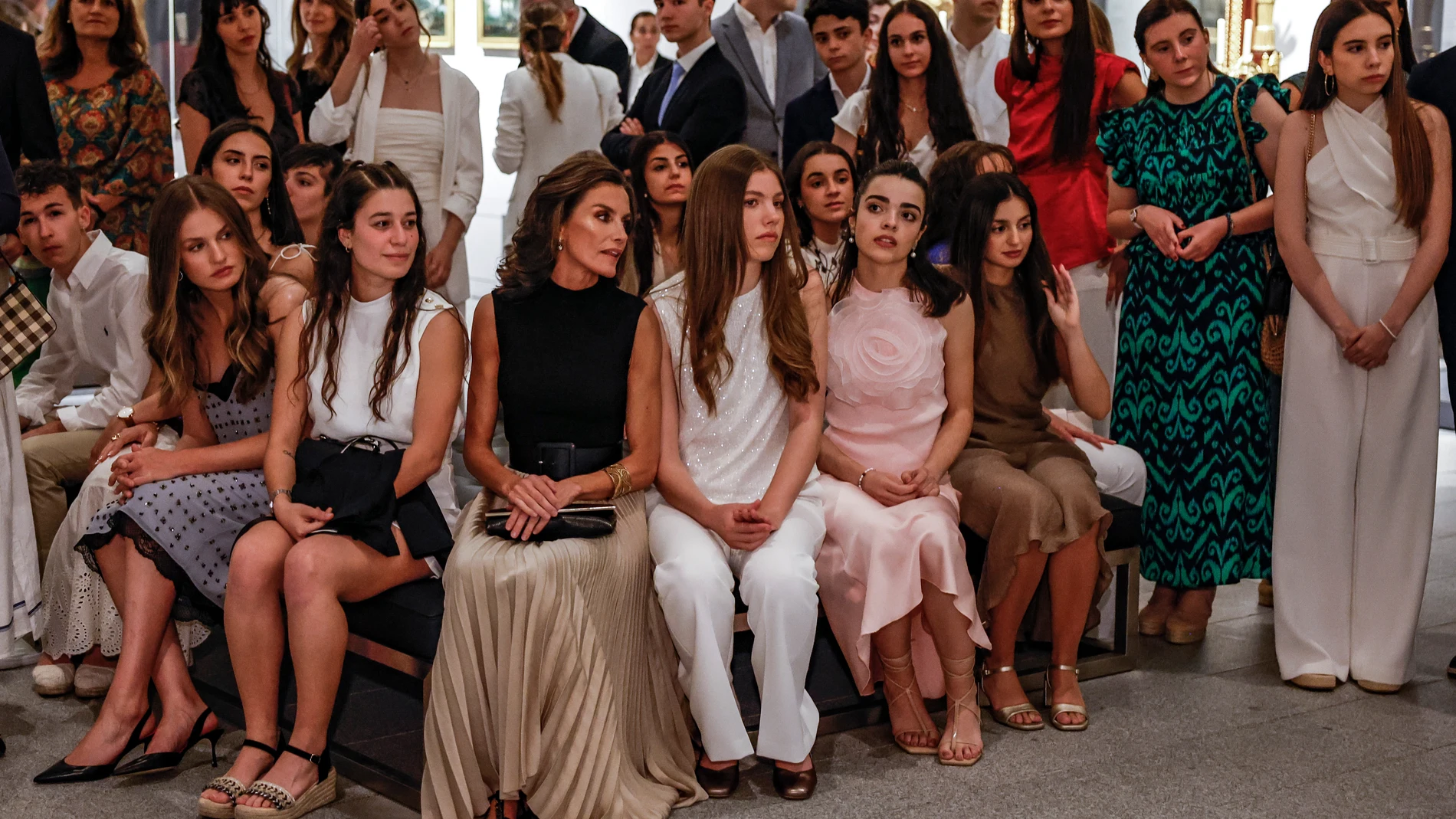 MADRID, 19/06/2024.- La reina Letizia (c-i), y sus hijas, la princesa Leonor (3i) y la Infanta Sofía (c-d), realizan una visita con jóvenes a la Galería de las Colecciones Reales, hoy miércoles en el Palacio Real, dentro de las actividades del décimo aniversario de la proclamación de Felipe VI como Rey de España. EFE/Juanjo Martín -POOL-