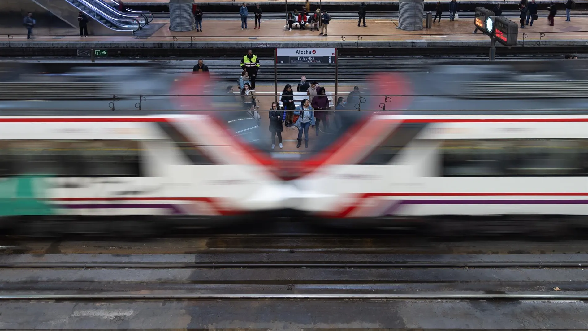 Economía.- El Gobierno y ERC pactan aumentar a 880,6 millones el límite de deuda de Renfe para este año