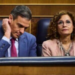Pedro Sánchez y María Jesús Montero en el Congreso