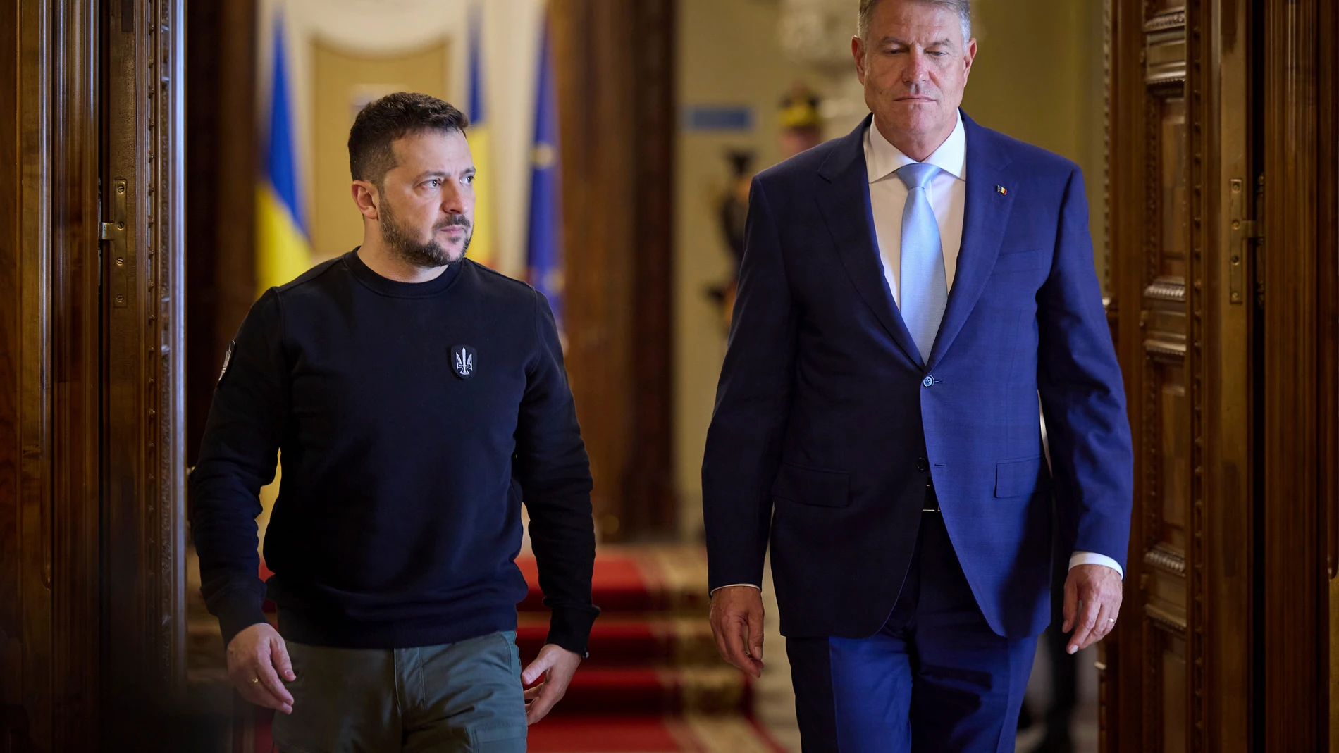 October 10, 2023, Bucharest, Romania: Romanian President Klaus Iohannis, right, escorts Ukrainian President Volodymyr Zelenskyy, left, on arrival for bilateral discussions at the Cotroceni presidential palace, October 10, 2023 in Bucharest, Romania. (Foto de ARCHIVO) 10/10/2023
