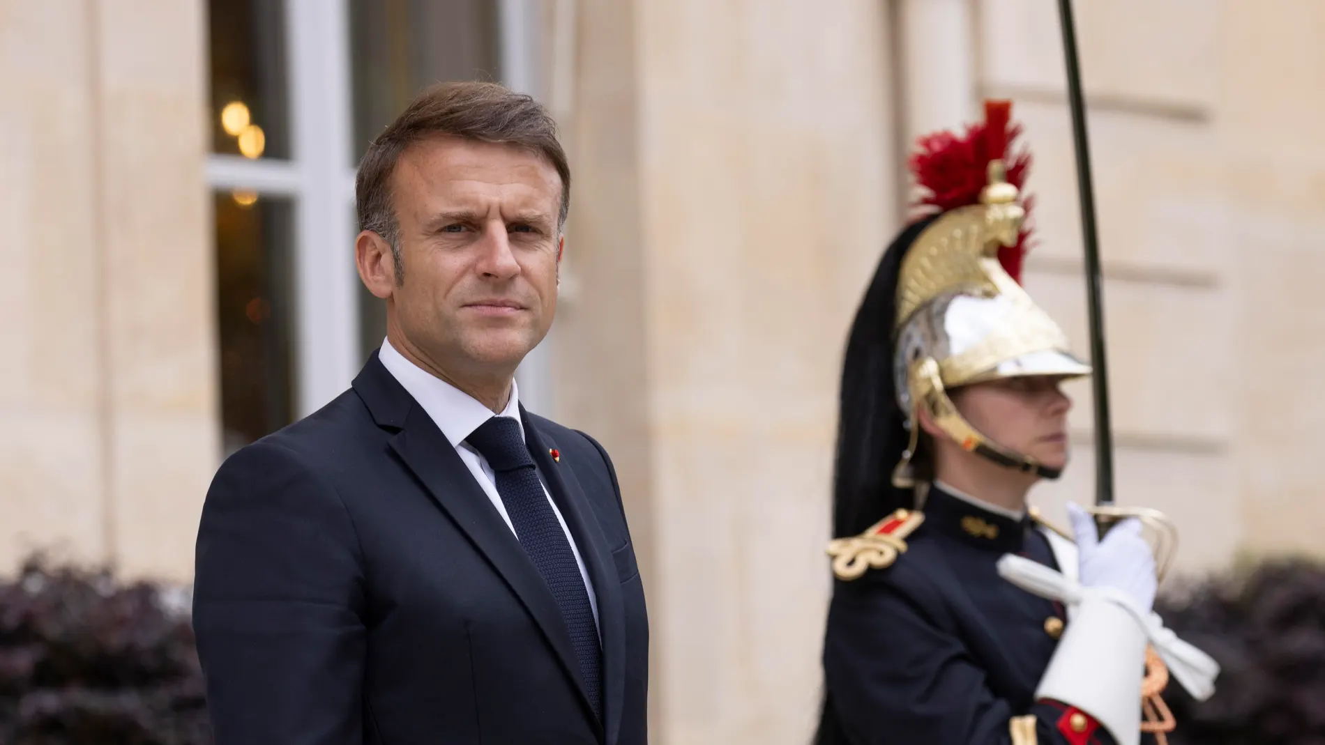 Paris (France), 20/06/2024.- French President Emmanuel Macron (L) stands after a lunch with Senegalese President Bassirou Diomaye Faye at the Elysee Palace in Paris, France, 20 June 2024. Newly elected following the March 2024 presidential elections, the Senegalese head of state met with his French counterpart at the end of the Global Forum for Vaccine Sovereignty and Innovation. (Elecciones, Francia) EFE/EPA/ANDRE PAIN / POOL