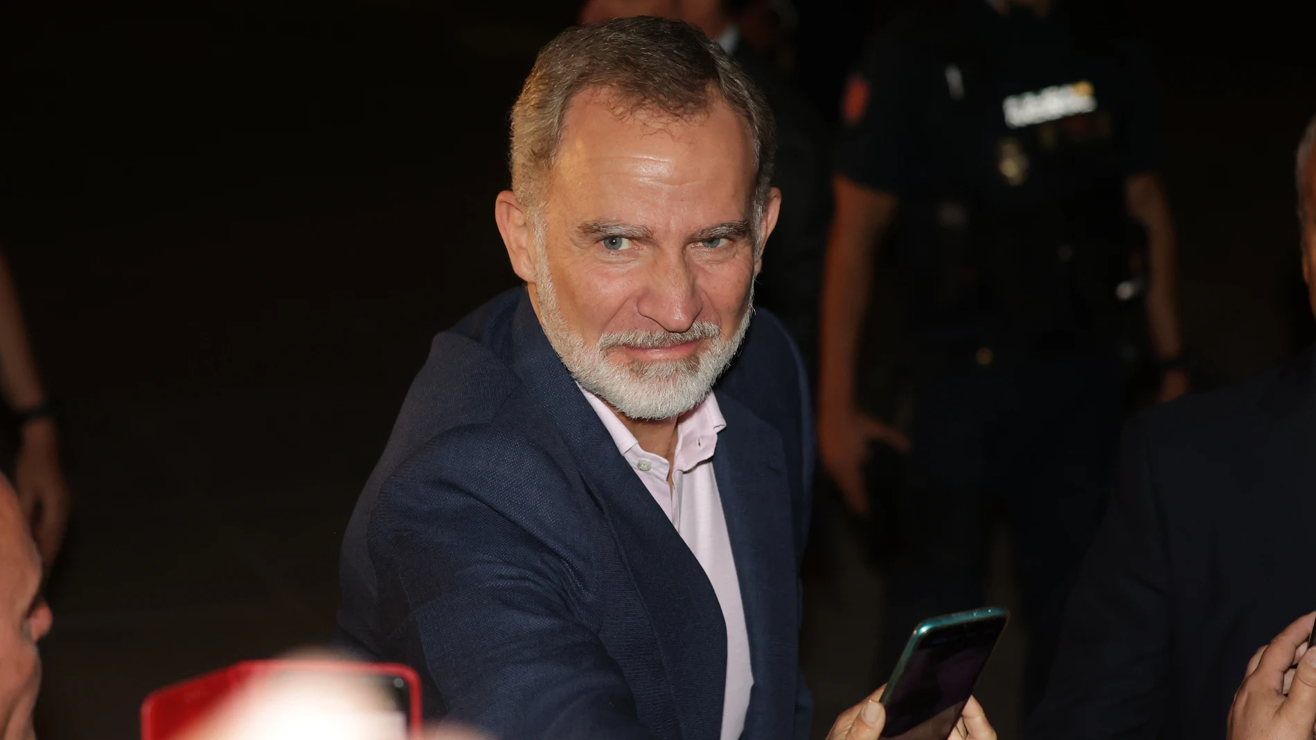 El Rey Felipe VI saluda al público antes de la proyección de un videomapping por el X aniversario de la proclamación del Rey Felipe VI, en la fachada de la Puerta del Príncipe del Palacio Real a 19 de junio de 2024, en Madrid (España). El 19 de junio de 2014 Felipe VI se presentó ante las Cortes en la ceremonia de proclamación con un discurso de "ejemplaridad" que ha ido desarrollando en estos diez años y cuyo objetivo era recuperar la debilitada imagen de la Corona, asediada hace una década ...