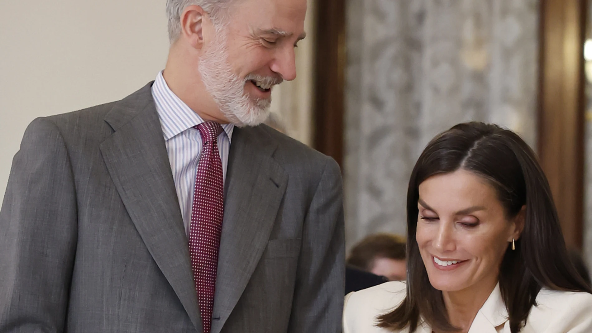 Los Reyes Felipe VI y Letizia derrochan complicidad en el Palacio Real