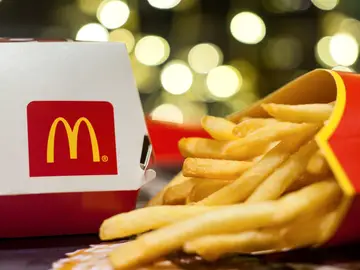 McDonalds es una de las cadenas de comida rápida más famosas y cuenta con una amplia oferta gastronómica de hamburguesas, patatas fritas y otros productos diferentes en su menú McDonalds es una de las cadenas de comida rápida más famosas y cuenta con una amplia oferta gastronómica de hamburguesas, patatas fritas y otros productos diferentes en su menú