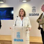 El alcalde José Mazarías, la concejala May Escobar y Raúl Barba, presentan el espectáculo