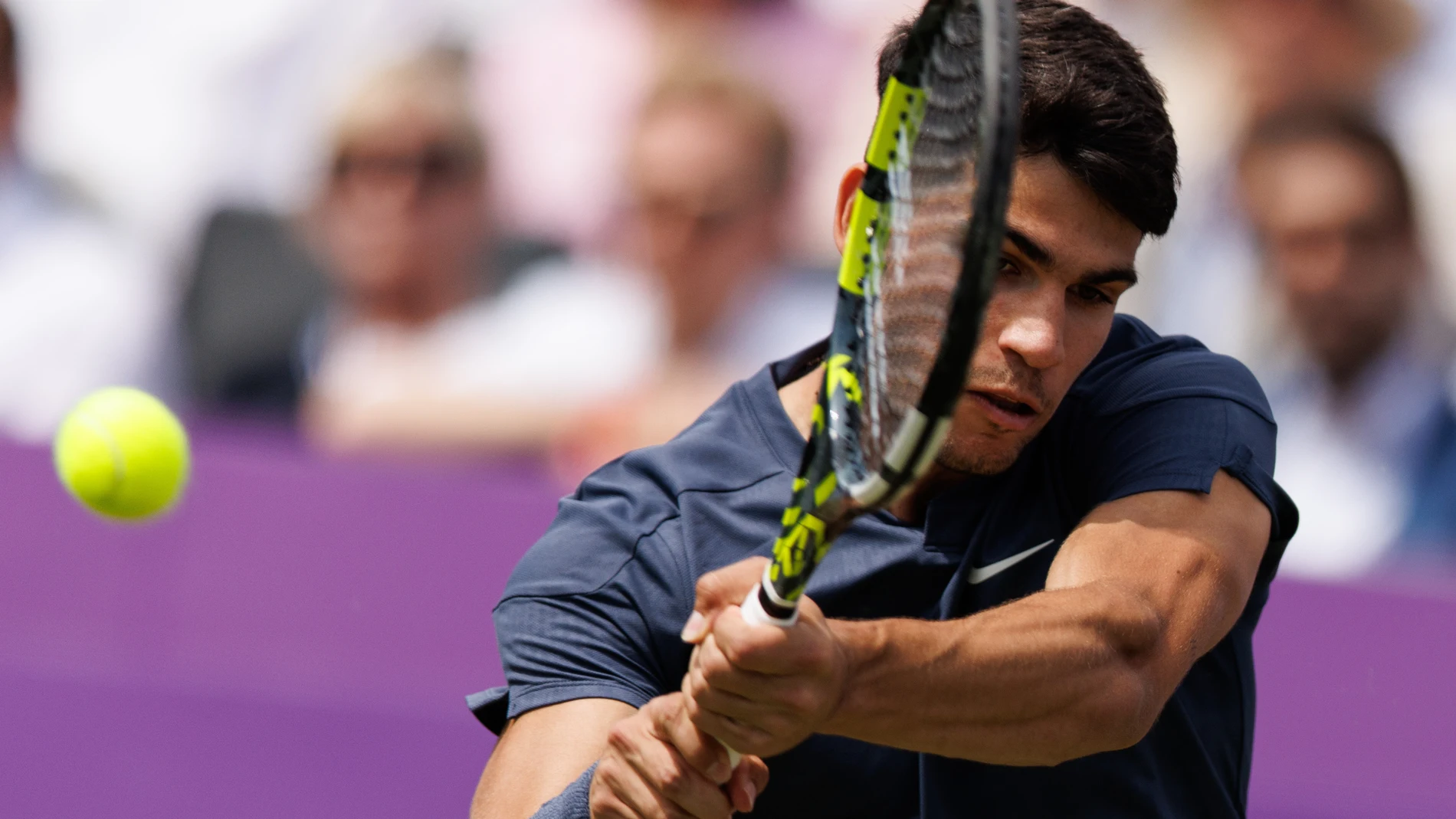 London (United Kingdom), 20/06/2024.- Carlos Alcaraz of Spain in action during his second round match against Jack Draper of Britain at the Queen's Club tennis tournament in London, Britain, 20 June 2024. (Tenis, España, Reino Unido, Londres) EFE/EPA/TOLGA AKMEN