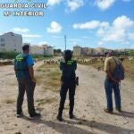 Dos agentes de la Guardia Civil con un ganadero. GUARDIA CIVIL