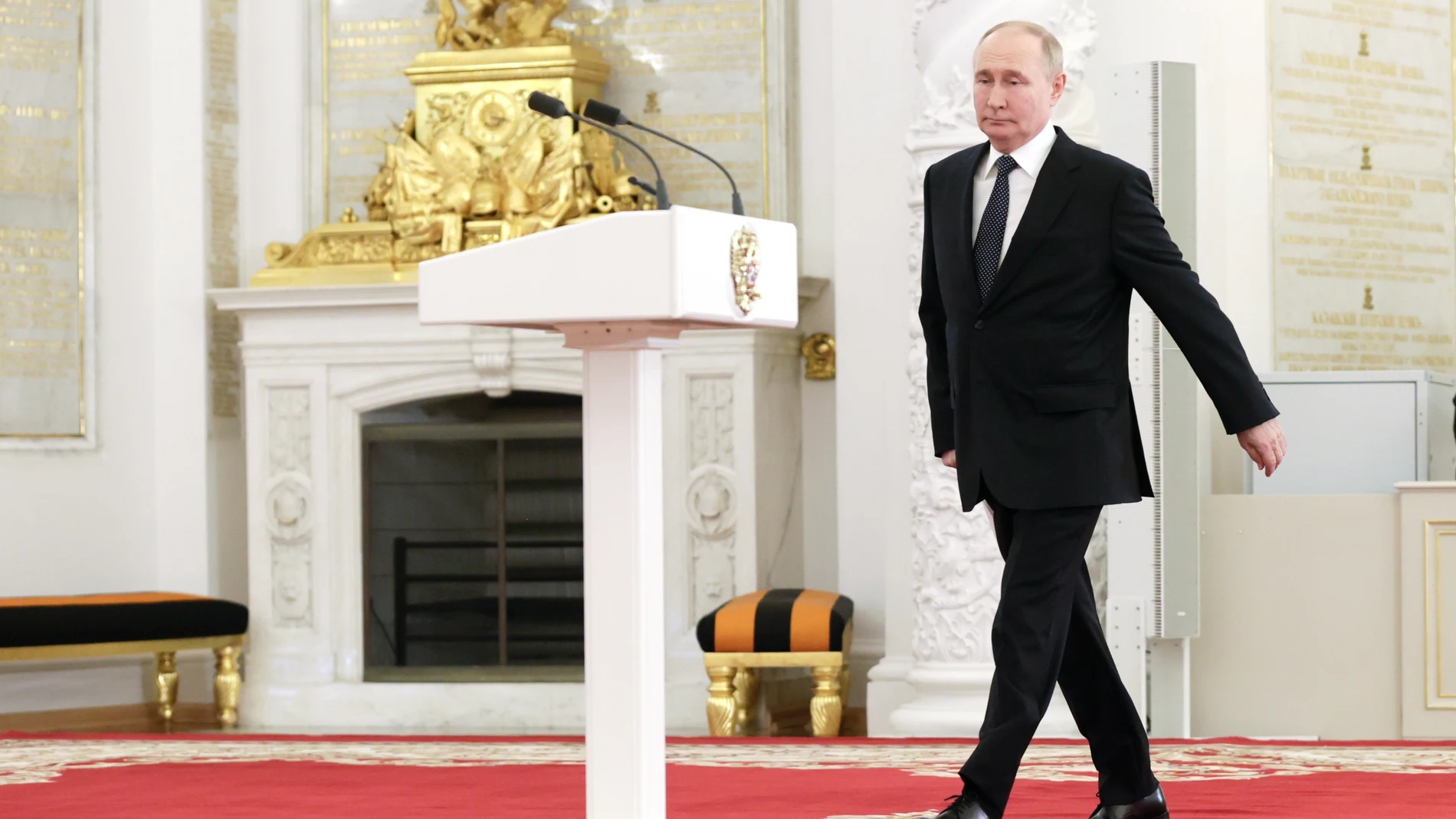 Moscow (Russian Federation), 20/06/2024.- Russian President Vladimir Putin arrives for a ceremony to congratulate graduates of higher military schools of the Defence and Emergencies ministries, the Federal Security Service, the Federal Guard Service, the Federal Service of National Guard Troops, the Interior Ministry, the Investigative Committee, and the Federal Penitentiary Service at the Kremlin's St. George Hall in Moscow, Russia, 21 June 2024. (Rusia, Moscú) EFE/EPA/MIKHAIL SINITSYN/SPUTN...