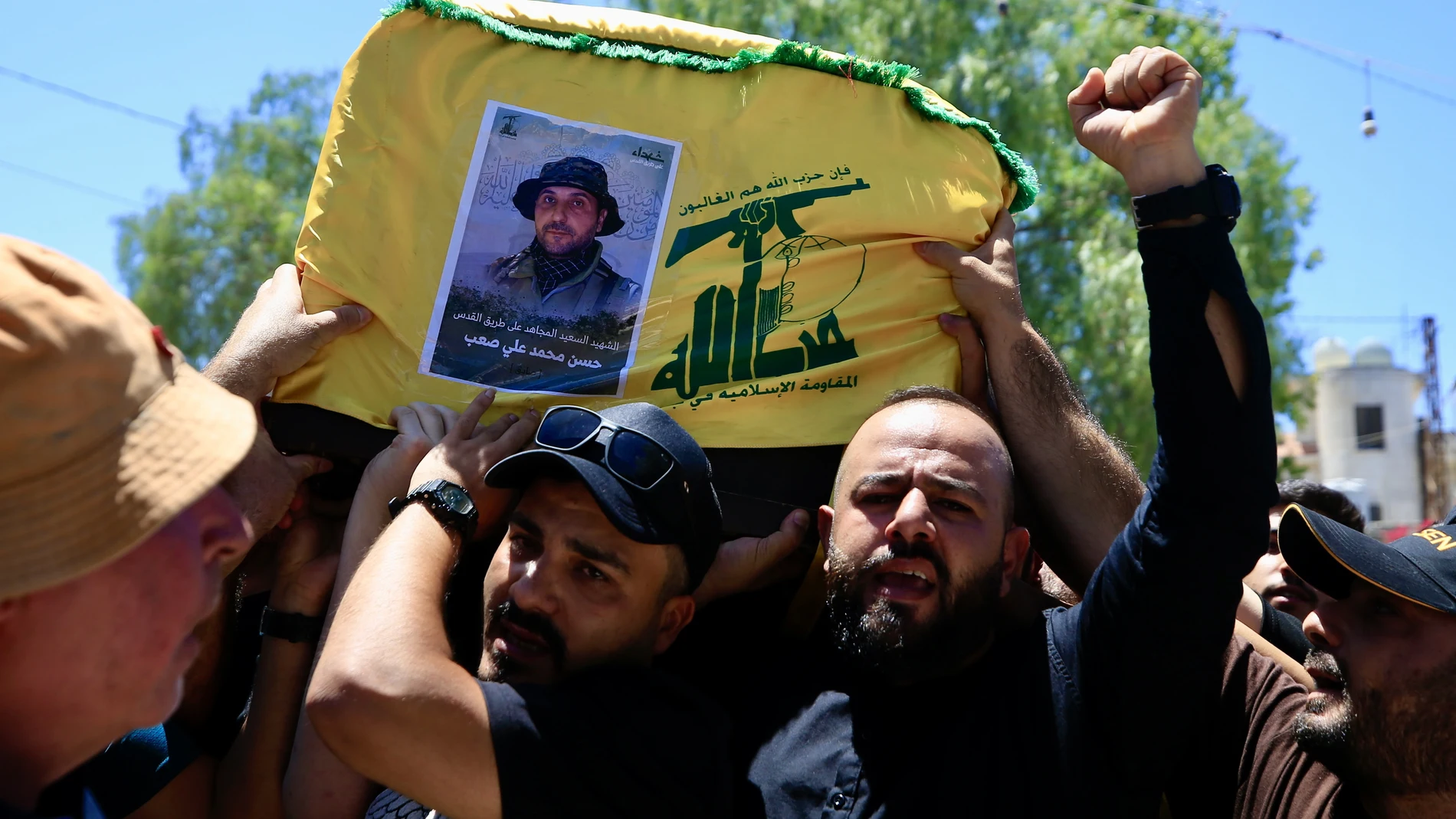 Yaroun (Lebanon), 21/06/2024.- Mourners carry the coffin of late Hezbollah fighter Hassan Muhammad Ali Saab, who was killed in a strike, during a funeral procession in the Yaroun village, southern Lebanon, 21 June 2024. According to the Hezbollah media office, Hezbollah fighter Hassan Muhammad Ali Saab was killed in an Israeli strike on the southern Lebanese village of Yaroun on 19 June. (Líbano, Hizbulá/Hezbolá) EFE/EPA/STR