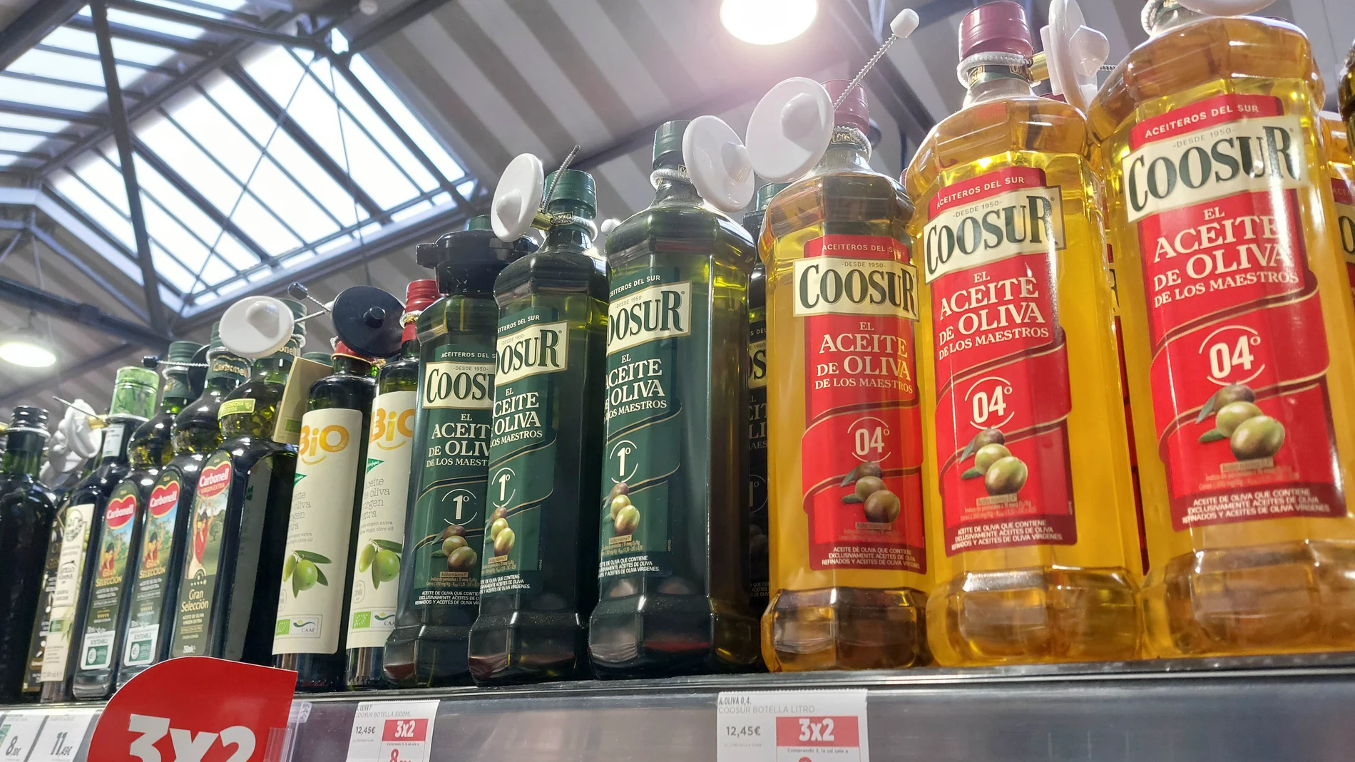 -FOTODELDIA- MADRID, 21/06/2024.- Botellas de aceite de oliva este viernes en un supermercado de Madrid. El Gobierno ha anunciado este viernes la supresión del Impuesto sobre el Valor Añadido (IVA) al aceite de oliva a partir del próximo 1 de julio, una medida que el Ministerio de Hacienda llevará al Consejo de Ministros del próximo martes. EFE/ Fernando Alvarado