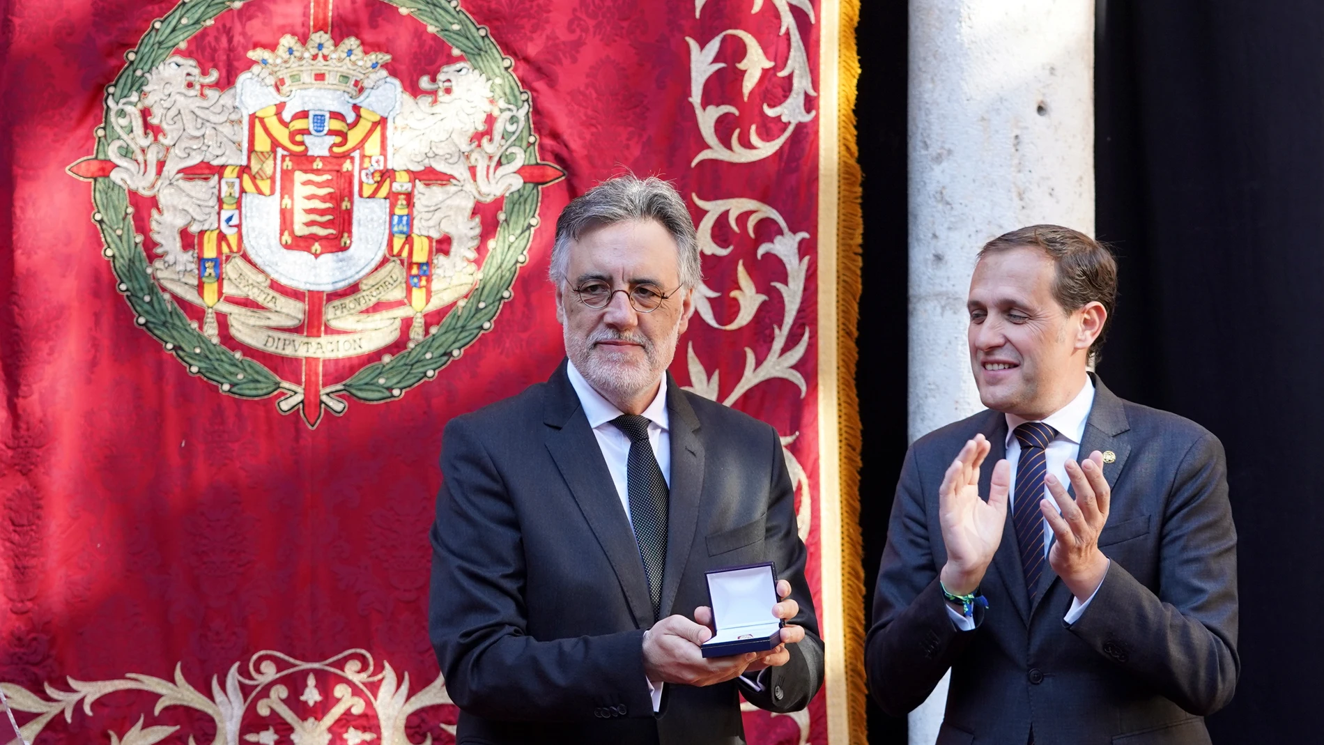 El presidente de la Diputación de Valladolid, Conrado Íscar, entrega el premio a la Trayectoria Artística 2023 al pianista riosecano Diego Fernández Magdaleno.