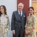 Allegra y Cecilia Honenlohe con el duque de Segorbe en la boda de Sol Medina de Orleáns