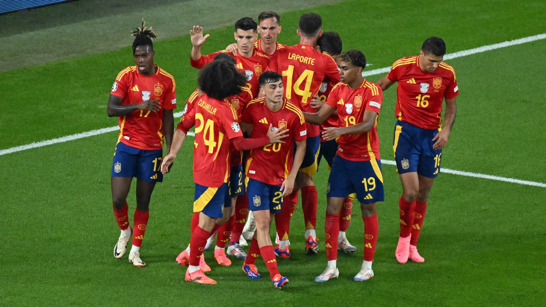 20 June 2024, North Rhine-Westphalia, Gelsenkirchen: The Spanish team celebrates after Italy scored an own goal during the UEFA Euro 2024 Group B soccer match between Spain and Italy at Arena auf Schalke. Photo: Julian Stratenschulte/dpa 20/06/2024 ONLY FOR USE IN SPAIN
