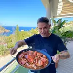 Alejandro Sanz disfrutando de una paella en Jávea