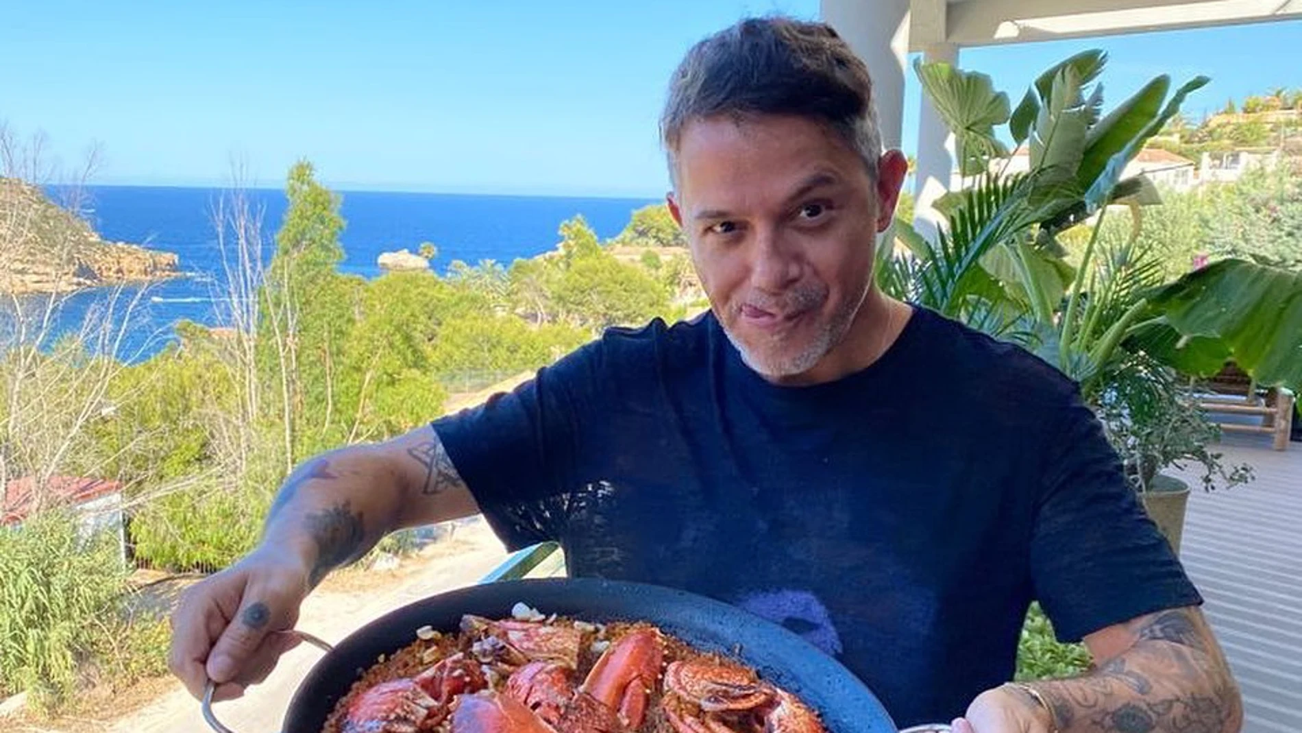 Alejandro Sanz disfrutando de una paella en Jávea