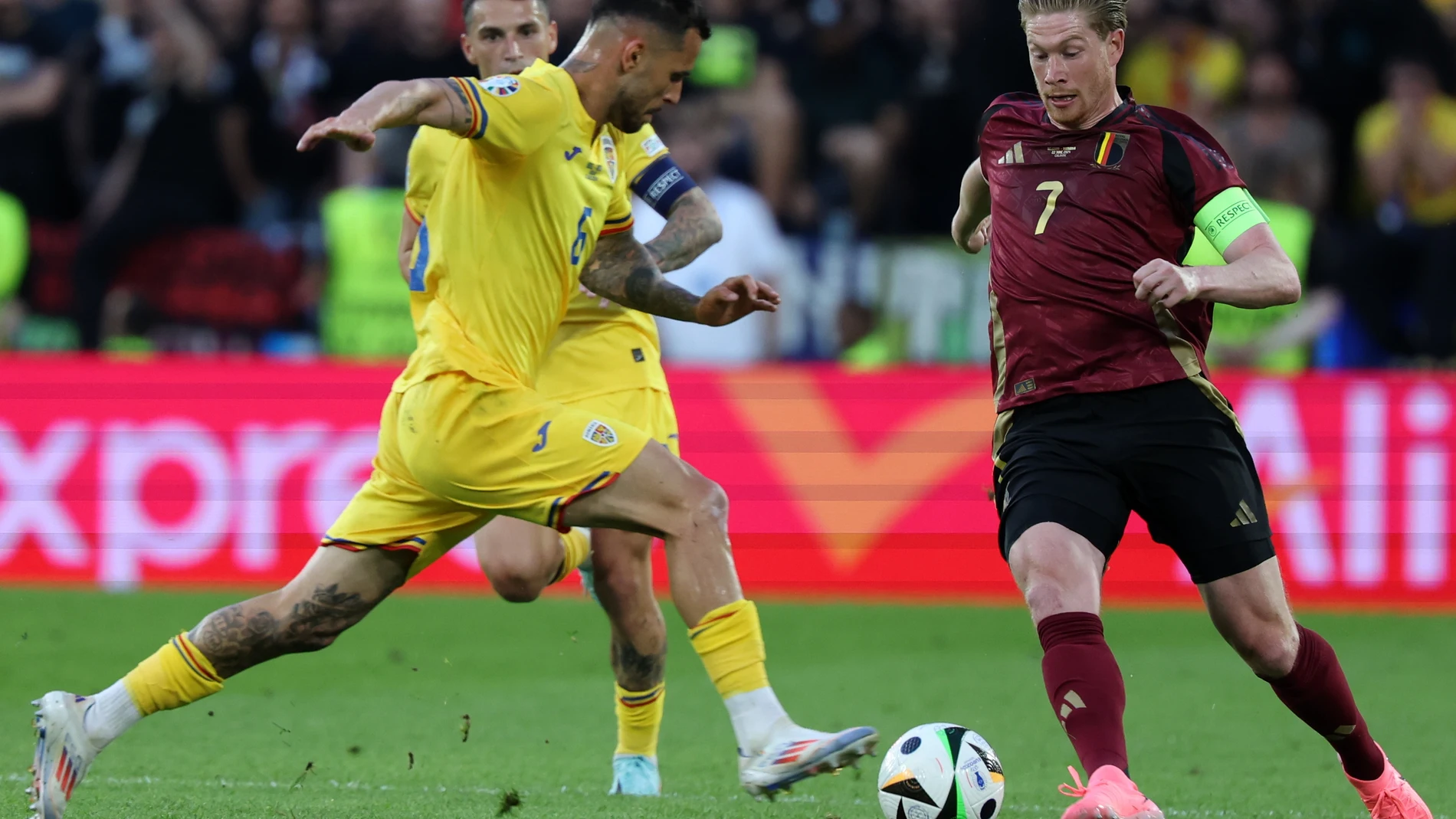 De Bruyne en una disputa del balón