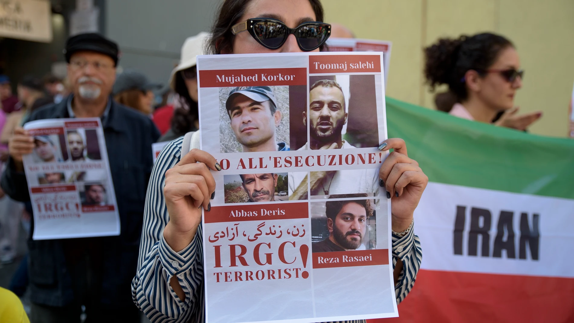 April 28, 2024, Rome, Italy: A woman holds up a sign with photos of death row inmates in Iran and the words 'no to execution' and IRGC Terrorist' (IRGC is the acronym for Islamic Revolutionary Guard Corps) during the demonstration for the release of rapper Toomaj Salehi sentenced to death by the Islamic Republic of Iran organized by the Woman Life Freedom network in Rome. (Foto de ARCHIVO)28/04/2024
