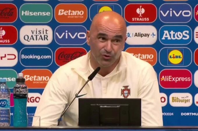 Atacan a Cristiano Ronaldo en rueda de prensa y Roberto Martínez retrata al periodista