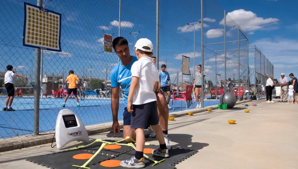 La escuela de tenis de Santa Marta de Tormes trabaja con terapias visuales, auditivas o motoras para mejorar la calidad de vida de personas con discapacidad o movilidad reducida