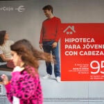 Anuncio de hipoteca en una sucursal bancaria. 
