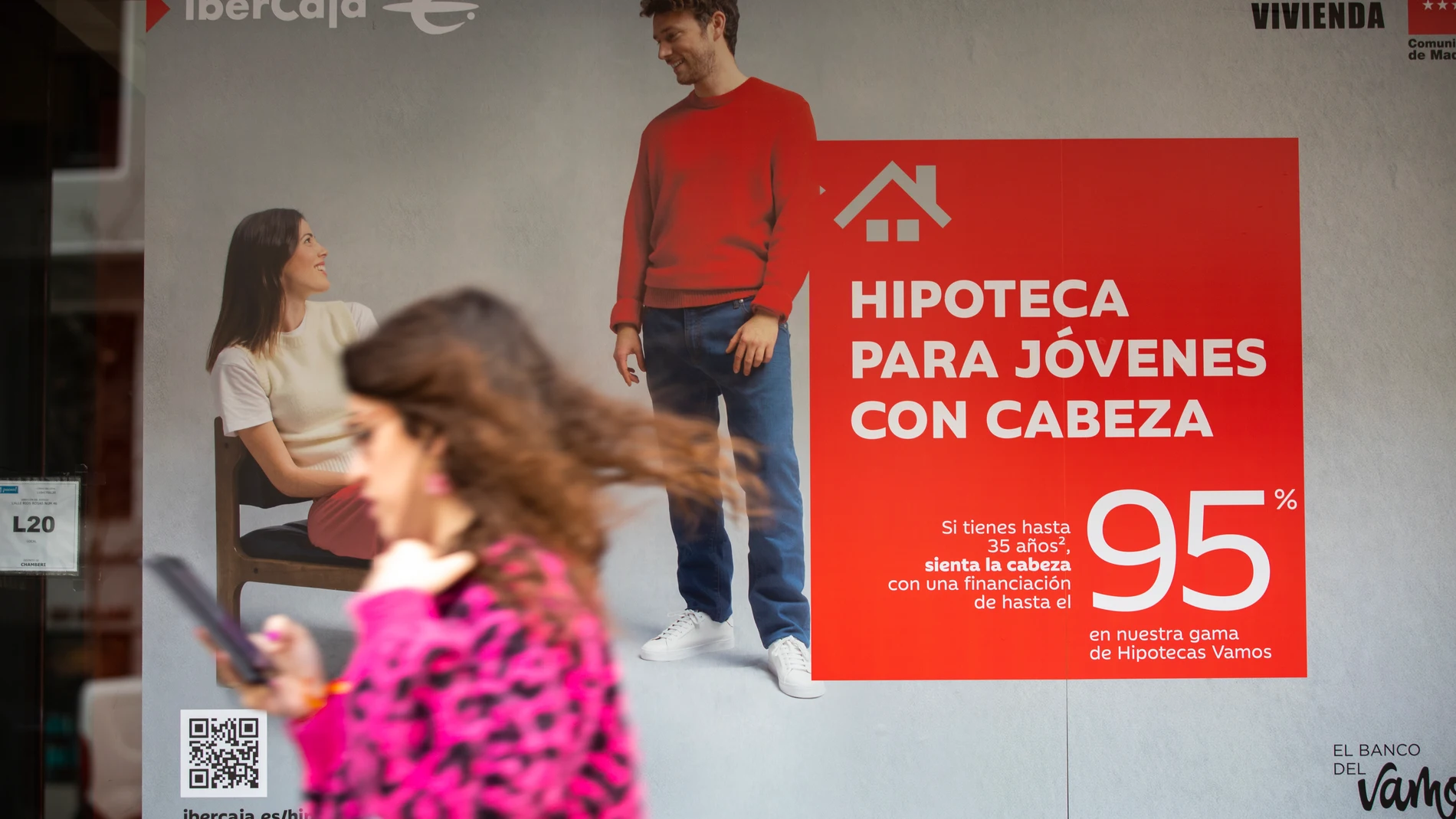 Anuncio de hipoteca en una sucursal bancaria.