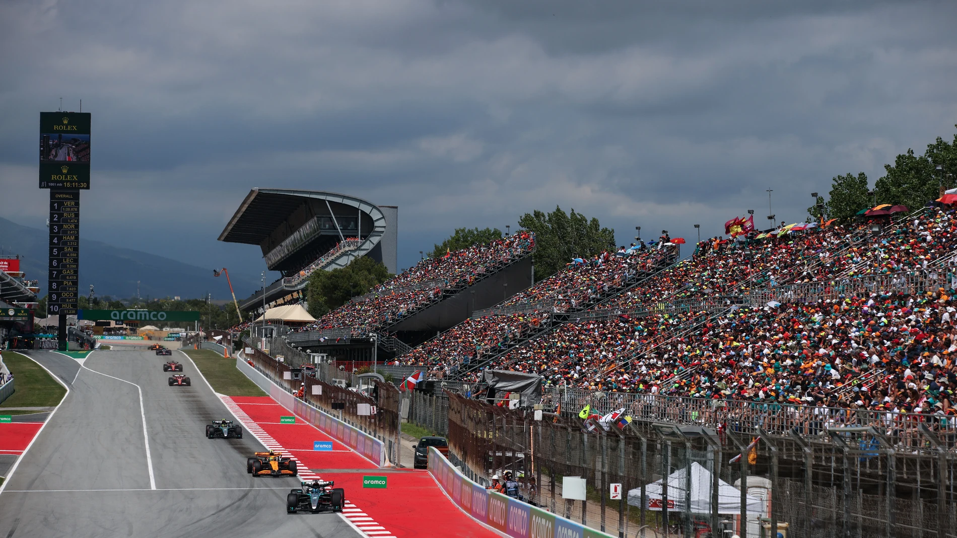 spectators, fans 63 RUSSELL George (gbr), Mercedes AMG F1 Team W15, action 04 NORRIS Lando (gbr), McLaren F1 Team MCL38, action 44 HAMILTON Lewis (gbr), Mercedes AMG F1 Team W15, action during the Formula 1 Aramco Gran Premio de Espana 2024, 10th round of the 2024 Formula One World Championship from June 21 to 23, 2024 on the Circuit de Barcelona-Catalunya, in Montmeló, Spain - Photo Xavi Bonilla / DPPI AFP7 23/06/2024 ONLY FOR USE IN SPAIN