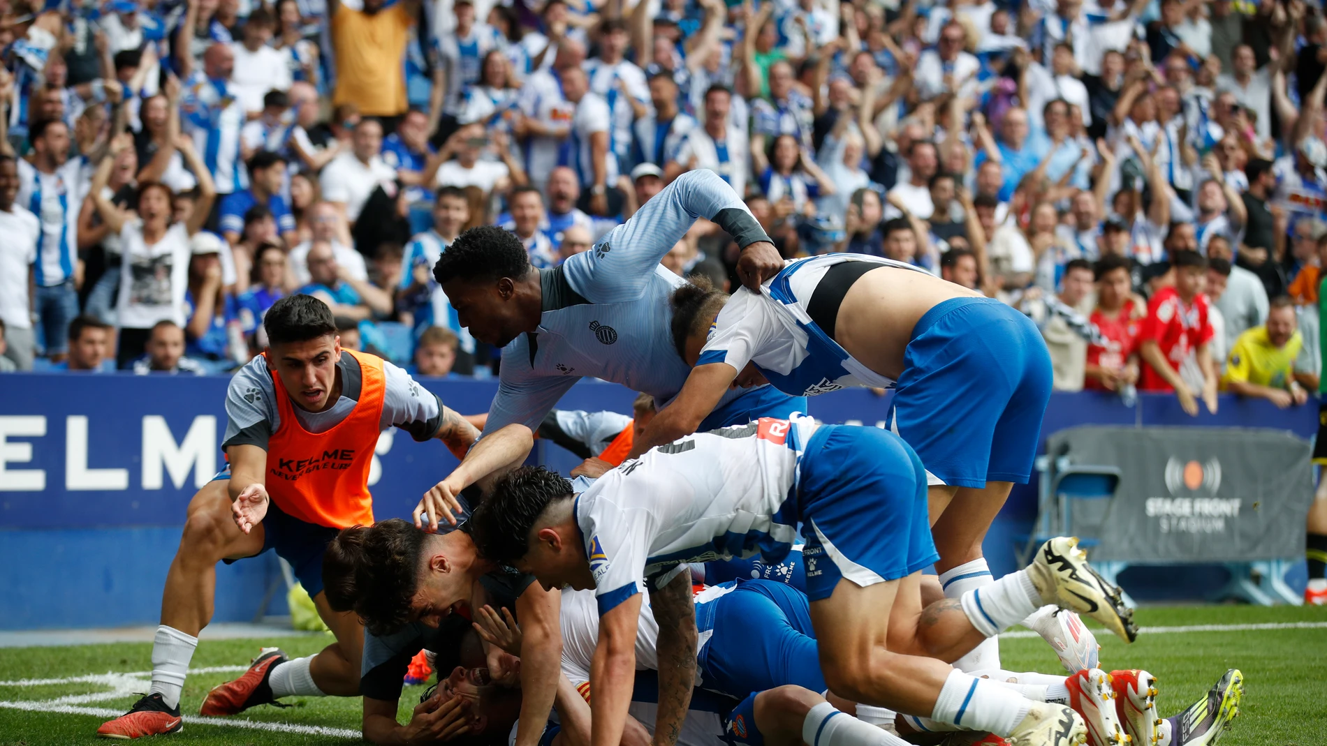 CORNELLÀ DE LLOBREGAT (BARCELONA), 23/06/2024.- Los jugadores del Espanyol Javi Puado celebra el 2-0 ante el Oviedo durante el partido de vuelta de la final por el ascenso a LaLiga EA Sports, este domingo en el Stage Front Stadium de Cornellà de Llobregat (Barcelona). EFE/ Toni Albir