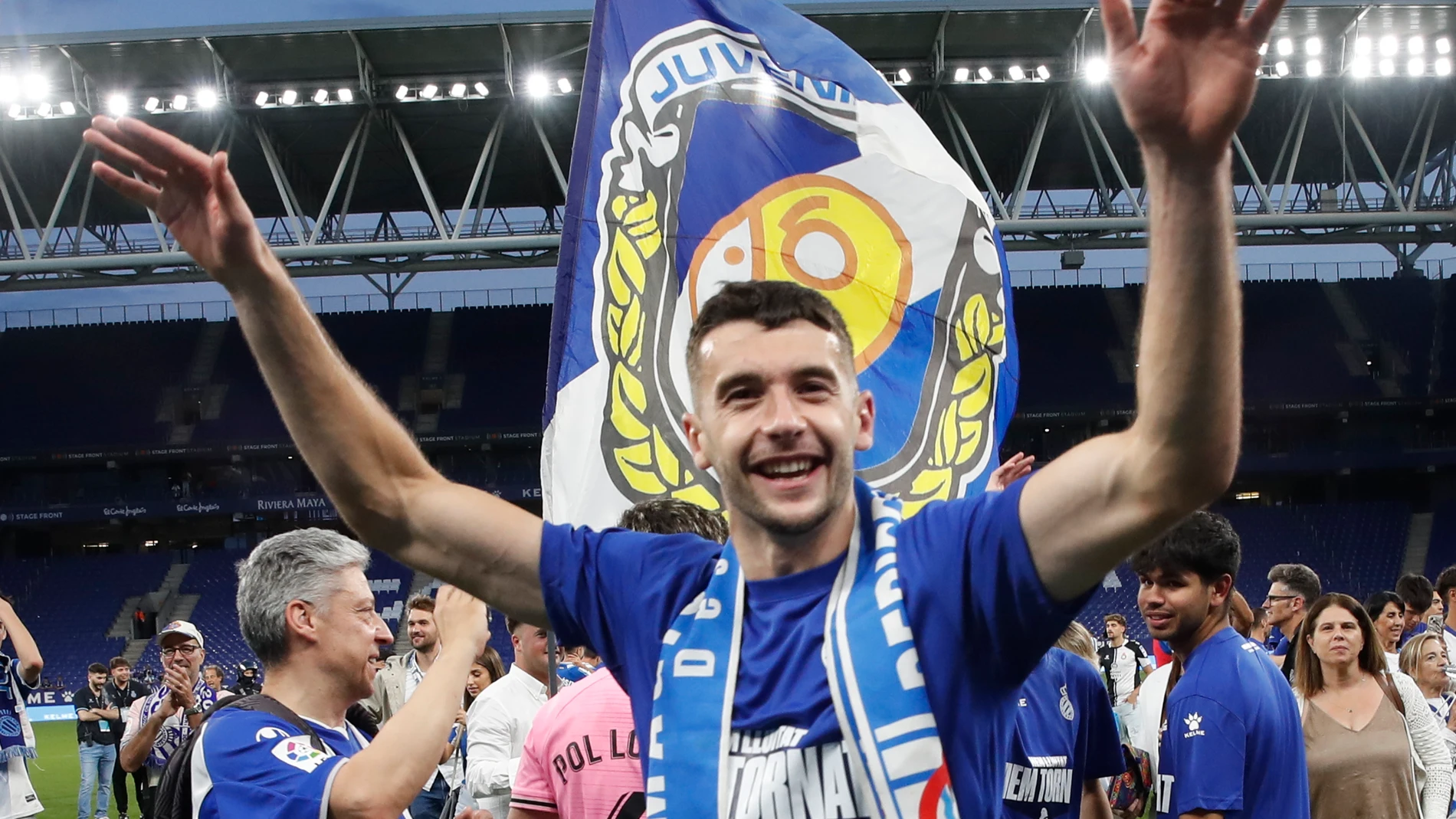 El portero del Espanyol Joan García celebra con la afición el ascenso a LaLiga EA Sports tras vencer al Oviedo, este domingo en el Stage Front Stadium de Cornellà de Llobregat (Barcelona). EFE/ Toni Albir