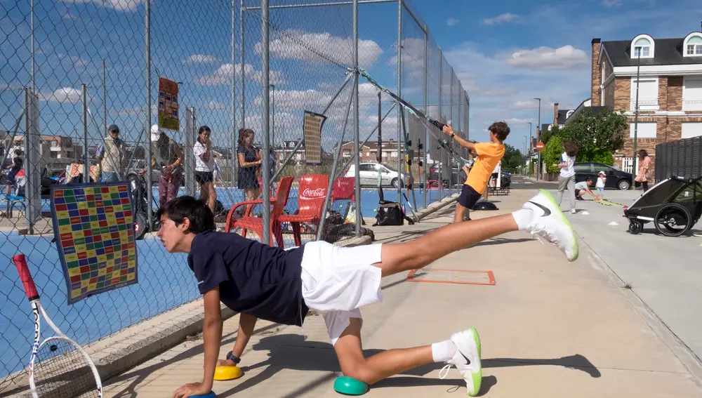 La escuela de tenis de Santa Marta de Tormes trabaja con terapias visuales, auditivas o motoras para mejorar la calidad de vida de personas con discapacidad o movilidad reducida
