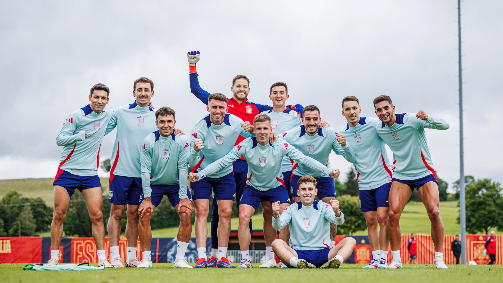 DONAUESCHINGEN (ALEMANIA), 23/06/2024.- Los jugadores de la selección de España posan en una foto de grupo durante un entrenamiento celebrado este domingo en Donaueschingen (Alemania). EFE/ Pablo García/RFEF - SOLO USO EDITORIAL/SOLO DISPONIBLE PARA ILUSTRAR LA NOTICIA QUE ACOMPAÑA (CRÉDITO OBLIGATORIO) -