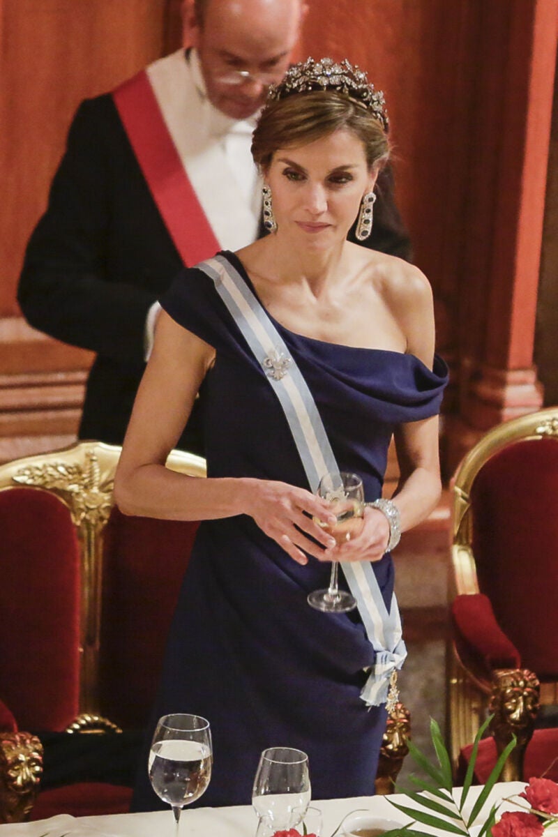 La Reina Letizia con pendientes de zafiros y diamantes que lució en Londres en 2017