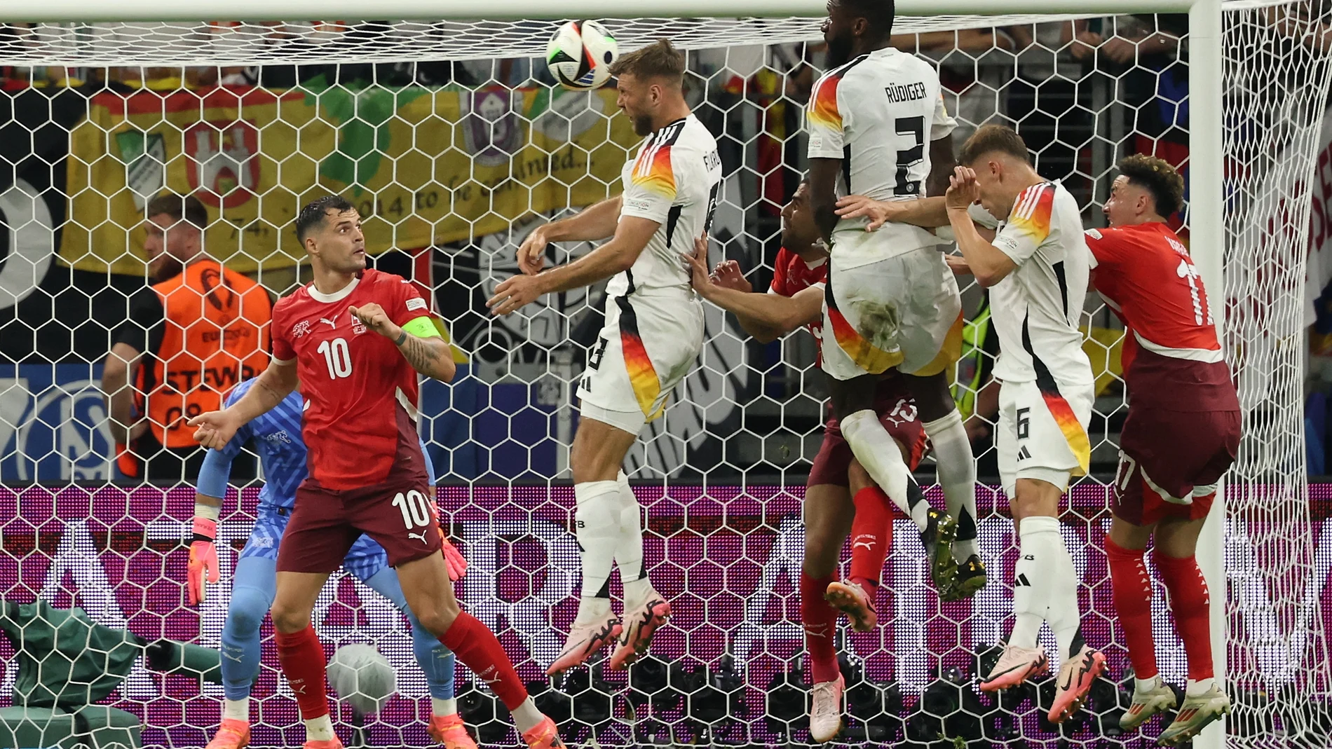 Füllkrug cabecea el gol del empate de Alemania ante Suiza