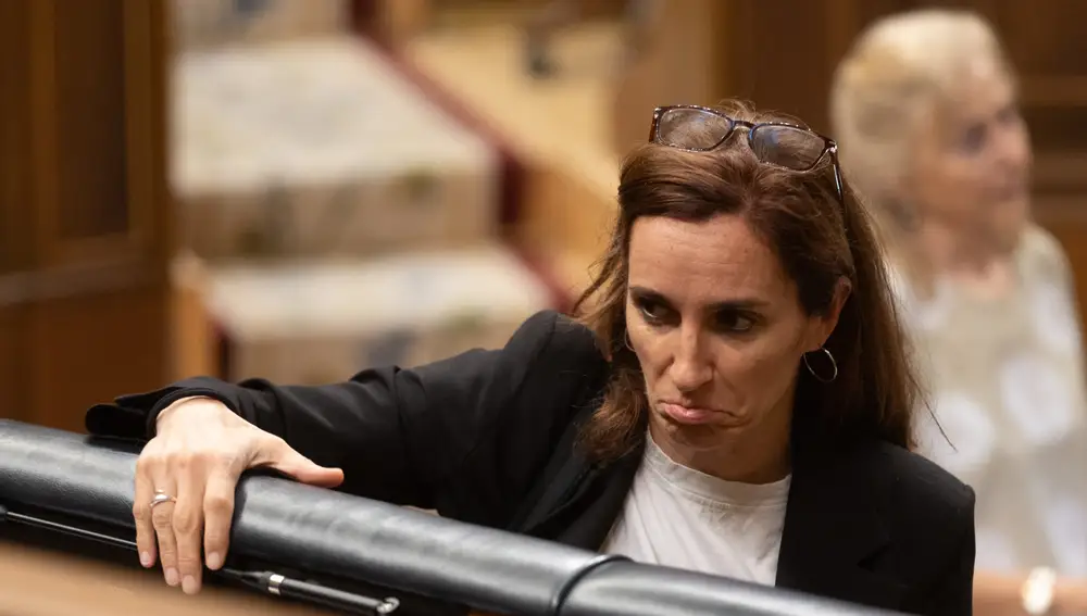 La ministra de Sanidad, Mónica García, durante un pleno en el Congreso de los Diputados.