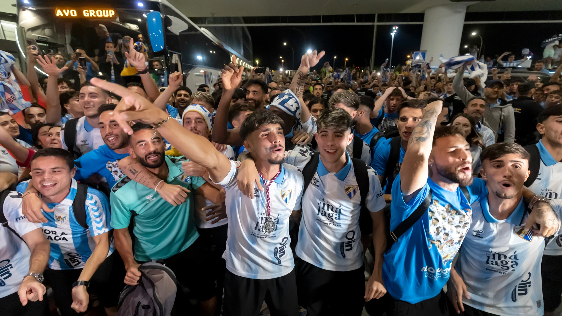 AME6104. MÁLAGA (ESPAÑA), 23/06/2024.- Jugadores del Málaga CF son recibidos este domingo por numerosos aficionados para celebrar el ascenso de su equipo a Segunda División, en Málaga (España). El Málaga regresó de nuevo al fútbol profesional al empatar ante el Nàstic de Tarragona a domicilio (2-2), tras un año en el ostracismo, en una Primera RFEF o lo que es lo mismo la tercera categoría, y lo hizo salvando multitud de problemas durante una temporada compleja, sin ascenso directo y utilizan...