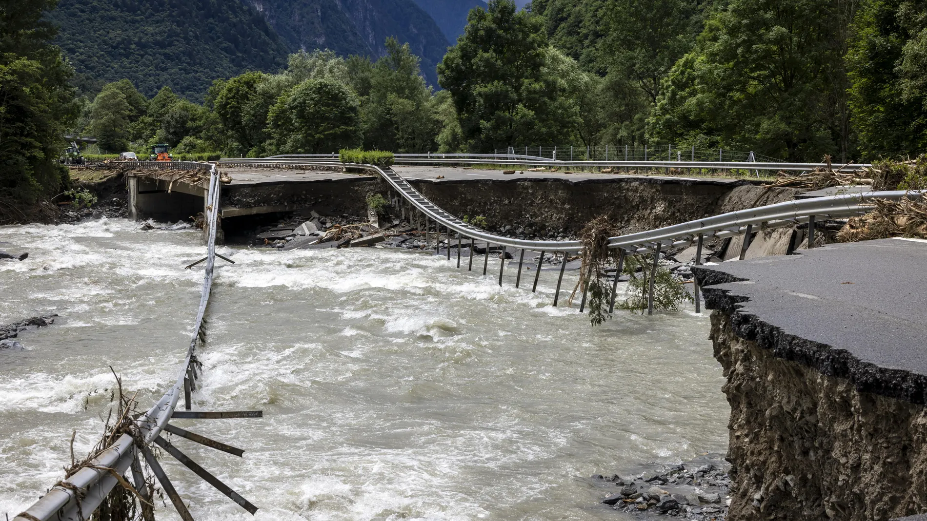 -FOTODELDIA- ROVEREDO, 23/06/2024.- La autopista A13 entre Lostallo y Soazza ha sido destruida por la fuerte corriente del río Moesa debido a las fuertes lluvias en el valle de Misox en Lostallo, al sur de Suiza.Tres personas se encuentran desaparecidas por las graves inundaciones que han afectado el sur de Suiza y que mantuvieron durante algunas horas aislada la localidad de Zermatt, una de las estaciones de esquí más conocidas del país y popular destino turístico. EFE/ Michael Buholzer