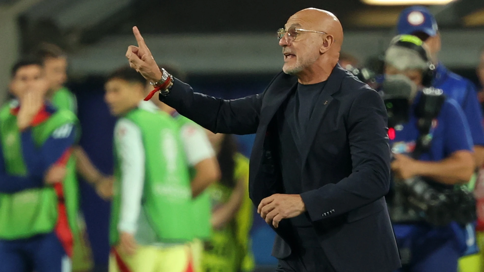Dusseldorf (Germany), 24/06/2024.- Spain head coach Luis de la Fuente gestures during the UEFA EURO 2024 group B soccer match between Albania and Spain, in Dusseldorf, Germany, 24 June 2024. (Alemania, España) EFE/EPA/FRIEDEMANN VOGEL