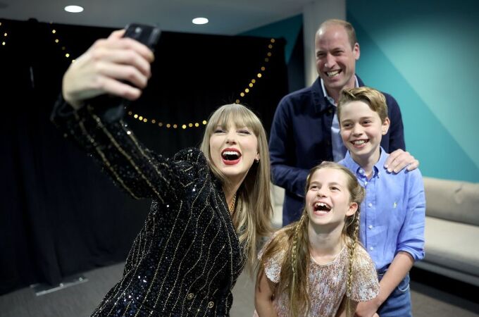 El príncipe Guillermo junto a sus hijos, los príncipes Jorge y Carlota, en el concierto de Taylor Swift de Londres