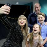 El príncipe Guillermo junto a sus hijos, los príncipes Jorge y Carlota, en el concierto de Taylor Swift de Londres