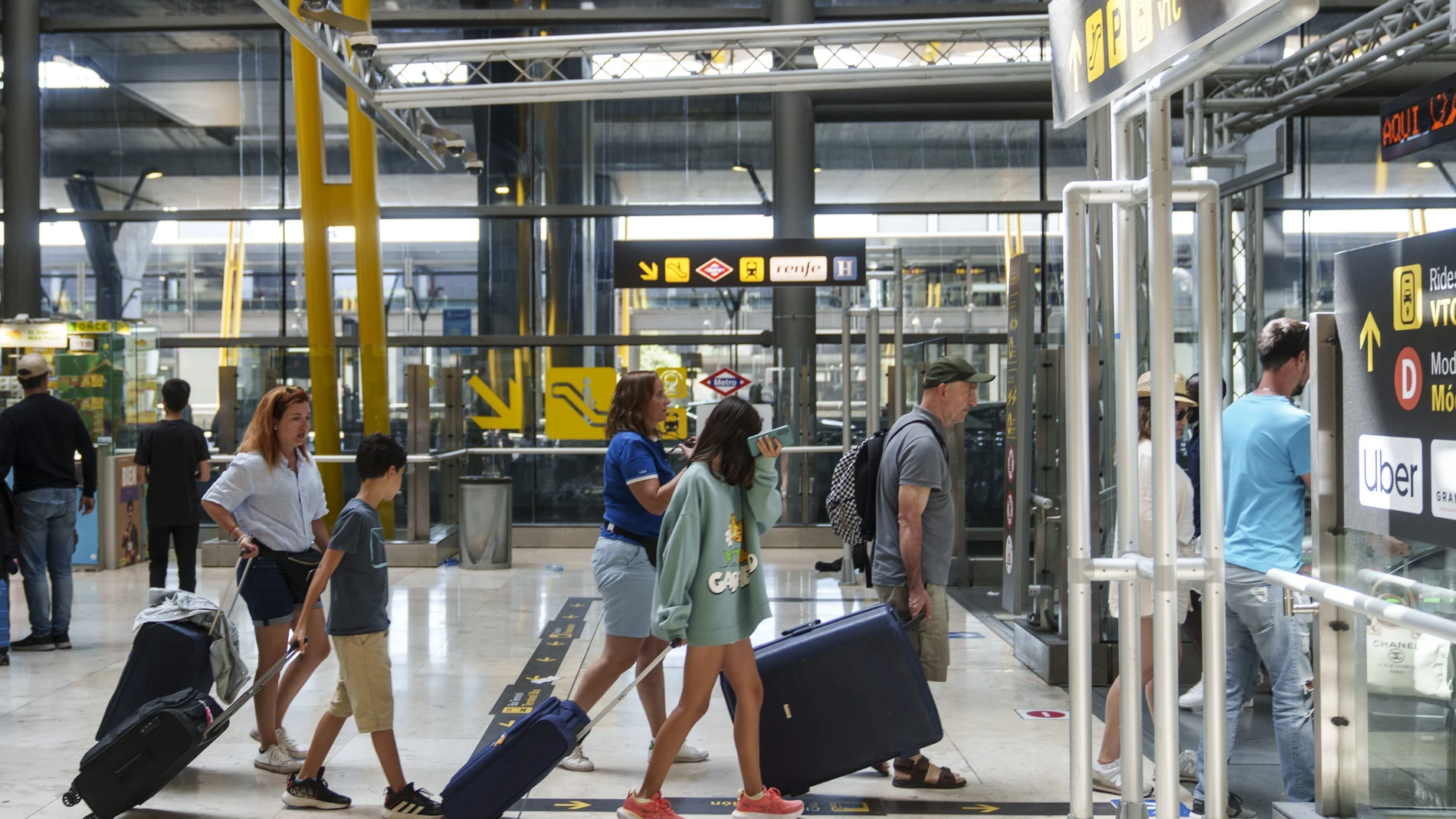 Salidas y llegadas a la T4 del aeropuerto Adolfo Suárez Madrid Barajas.