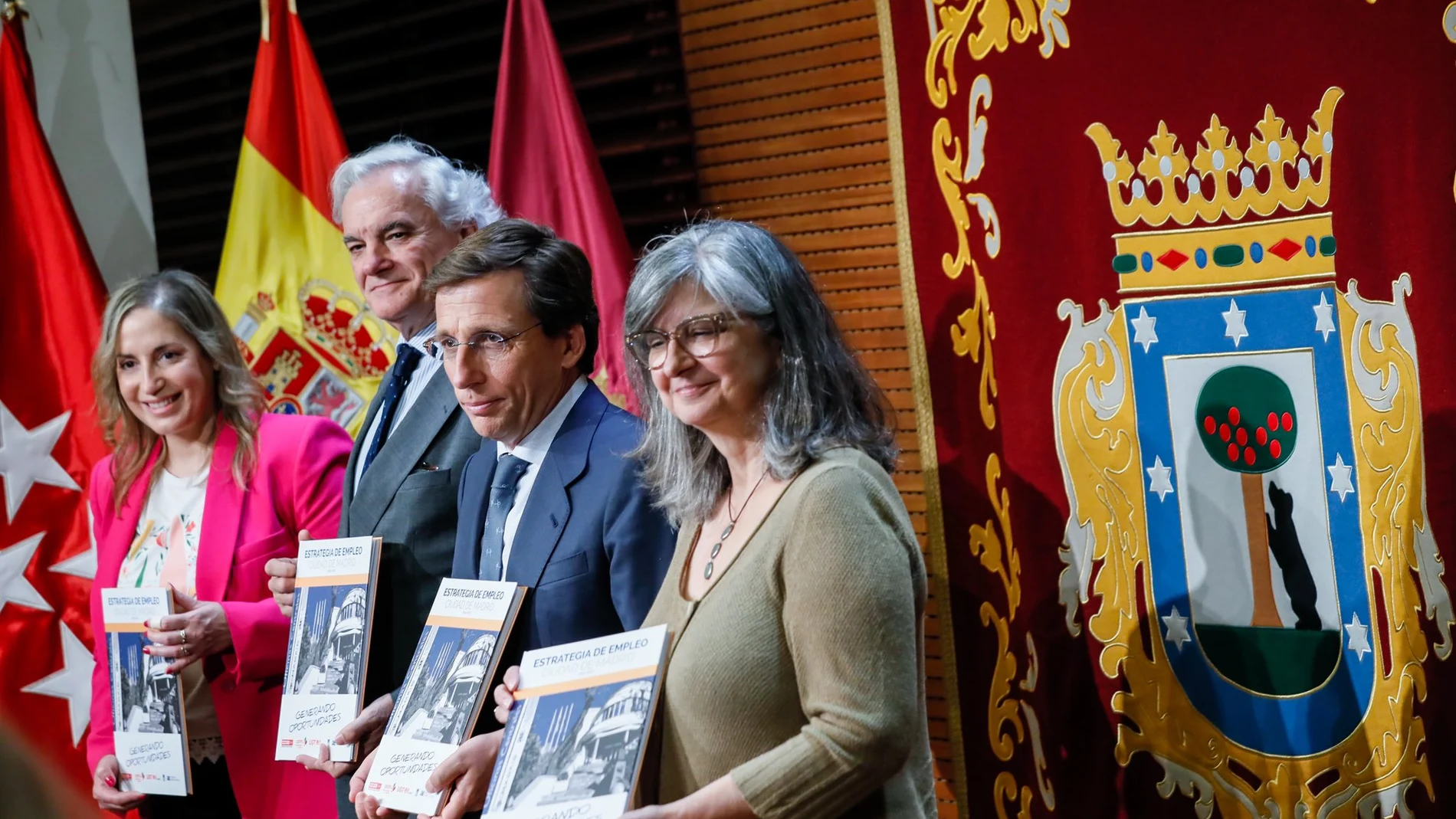 Martínez-Almeida, junto al presidente de la patronal madrileña, Miguel Garrido de la Cierva, y las secretarias regionales de CC.OO. y UGT, Paloma López y Marina Prieto, respectivamente