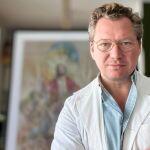 El pintor Juan Miguel Martín Mena, cartelista de la Romería del Rocío 2025