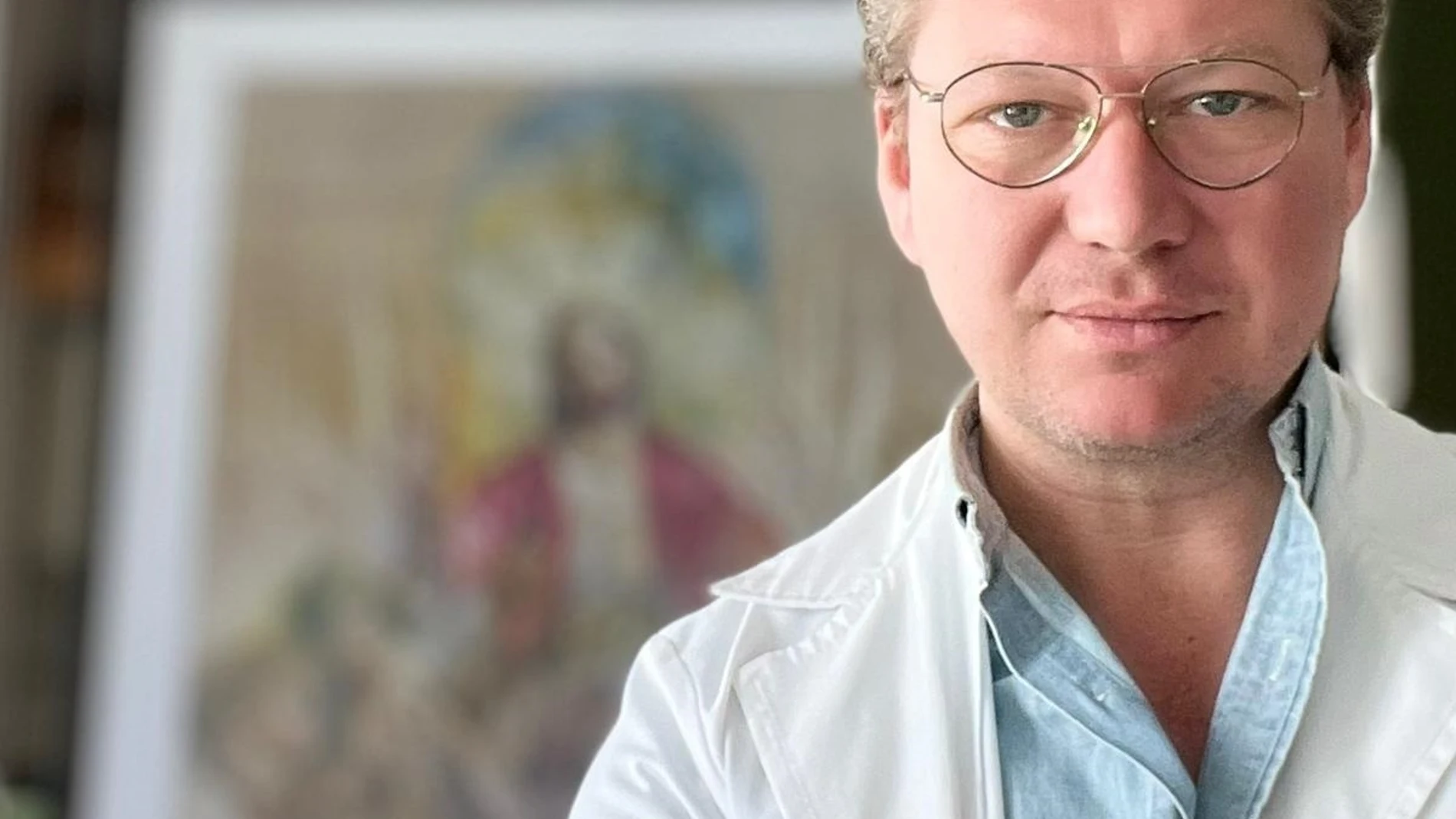 El pintor Juan Miguel Martín Mena, cartelista de la Romería del Rocío 2025