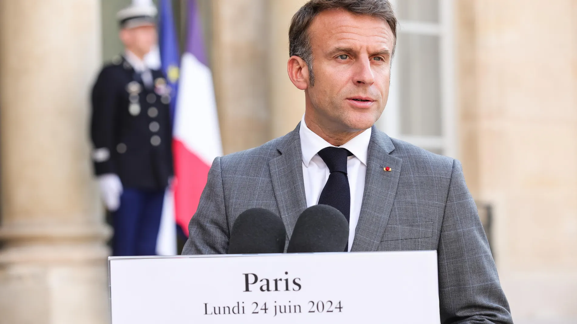 Paris (France), 24/06/2024.- French President Emmanuel Macron speaks next to NATO Secretary General Jens Stoltenberg, during their joint press conference at the Elysee Palace in Paris, France, 24 June 2024. (Francia) EFE/EPA/Teresa Suarez