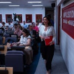 La portavoz del PSOE, Esther Peña, antes de iniciar una rueda de prensa en Ferraz