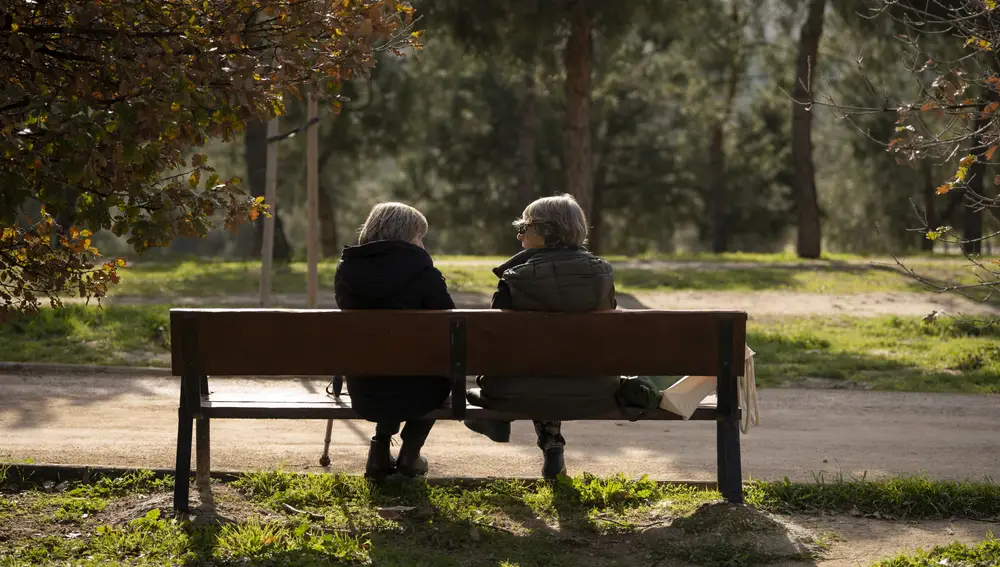 Dos jubiladas en un parque de Moratalaz.
