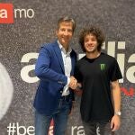 Marco Bezzecchi y Massimo Rivola, CEO de Aprilia