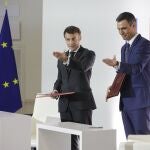 El presidente del Gobierno, Pedro Sánchez (d), y el presidente francés, Emmanuel Macron