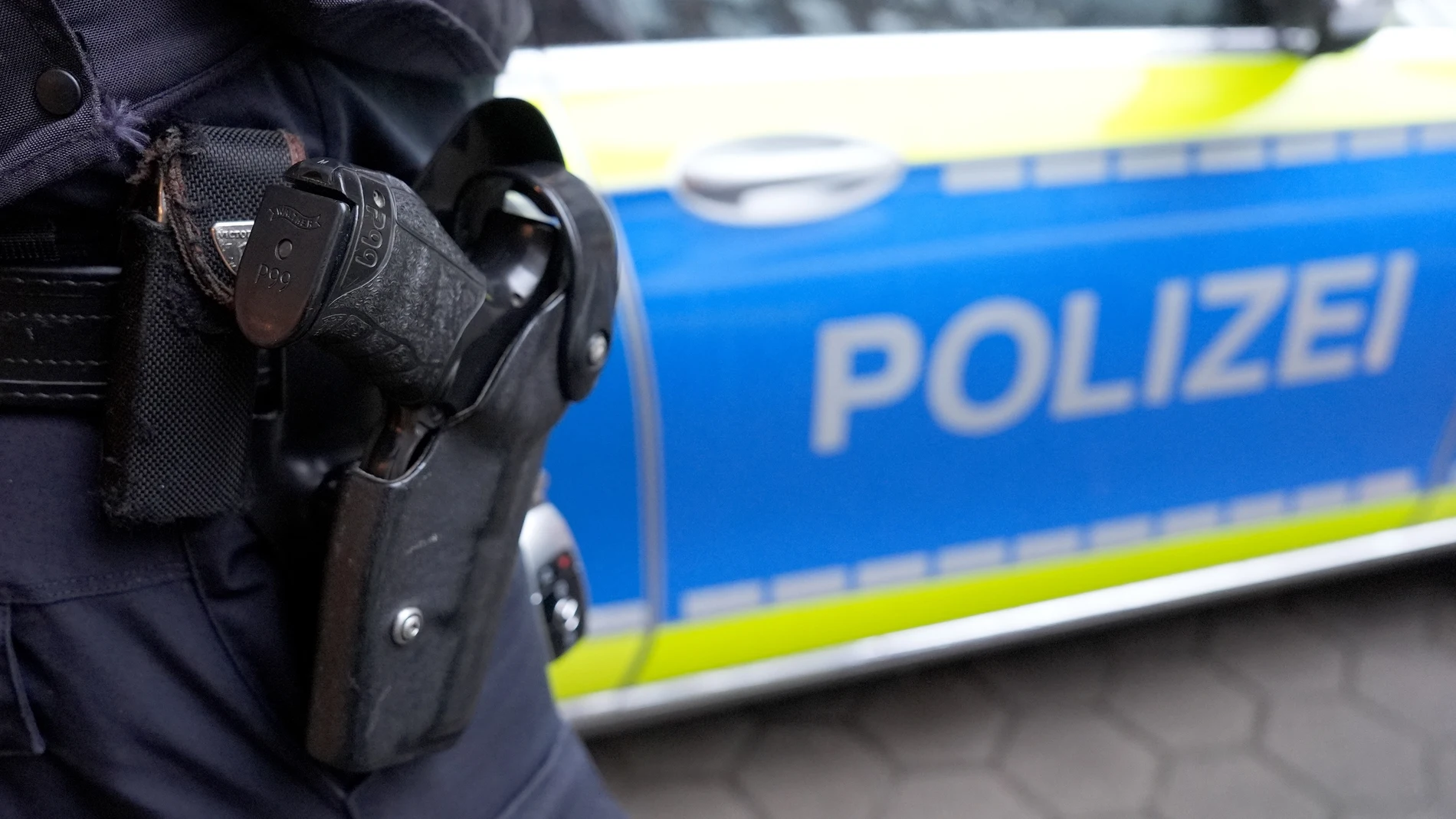 FILED - 15 March 2024, Hamburg: A police officer stands in front of a police vehicle. Photo: Marcus Brandt/dpa (Foto de ARCHIVO)15/03/2024 ONLY FOR USE IN SPAIN