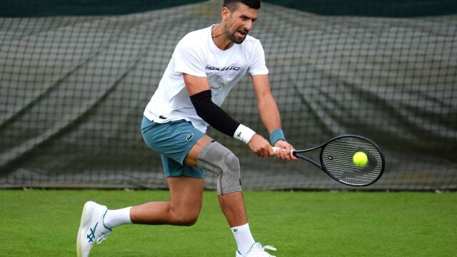 Djokovic, en pleno entrenamiento en Wimbledon
