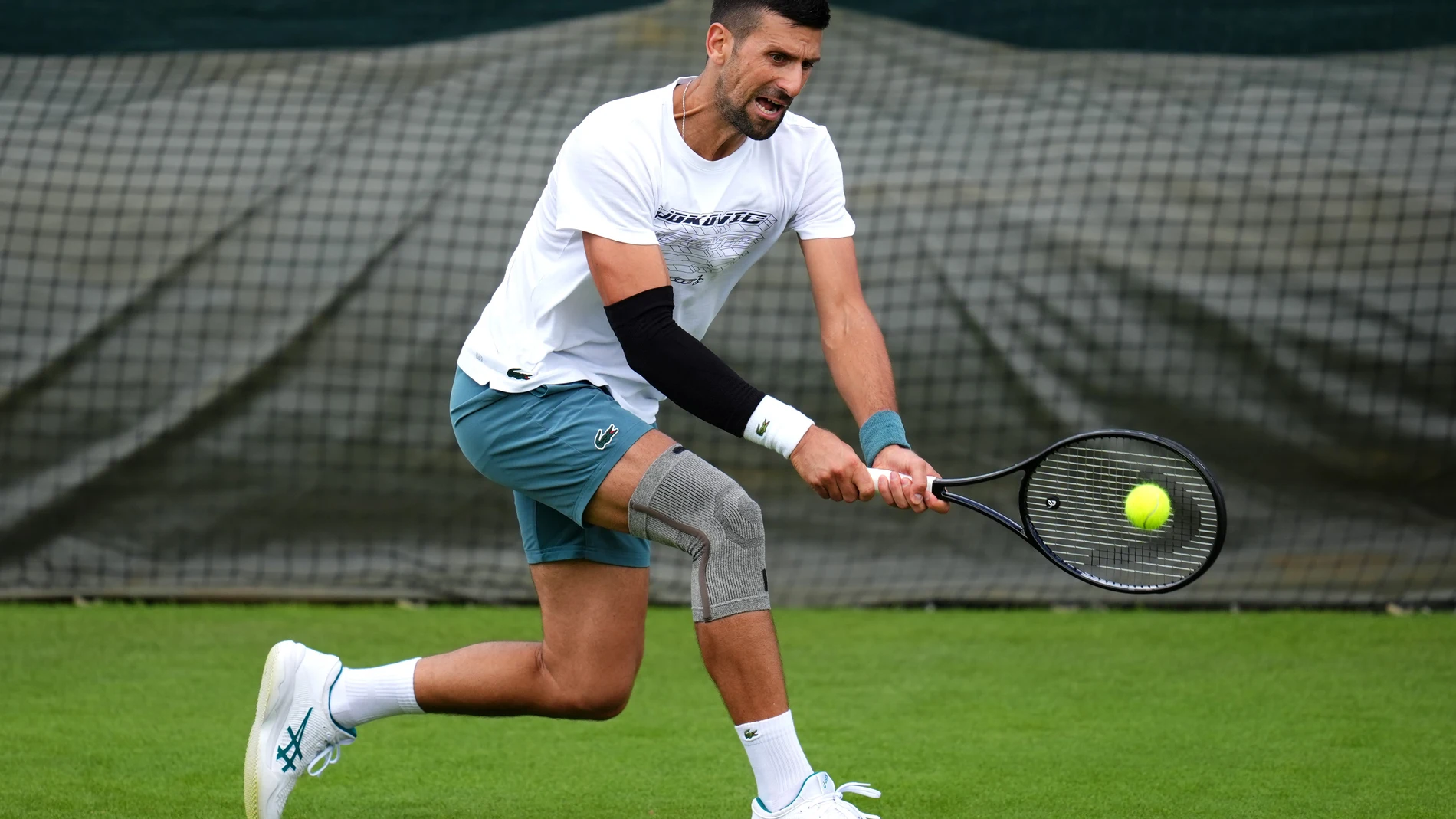 Djokovic, en pleno entrenamiento en Wimbledon